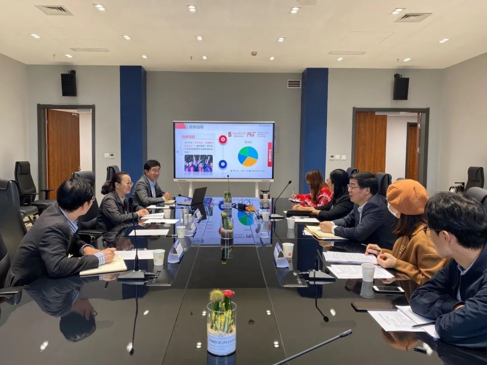 并召开座谈会