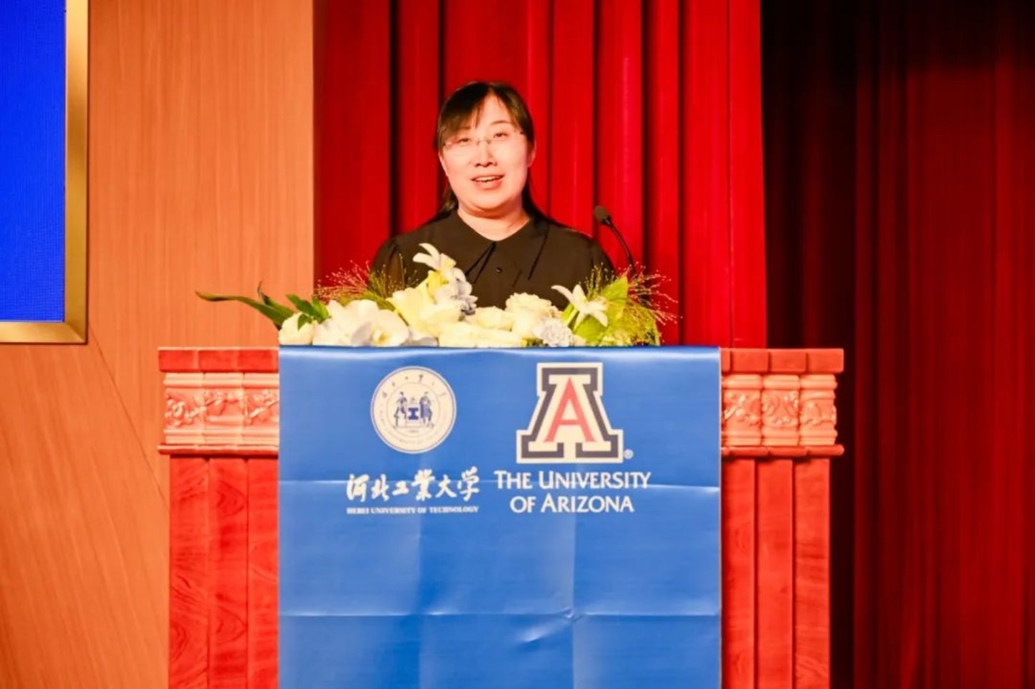 在校合唱团带来的优美歌声中拉开帷幕