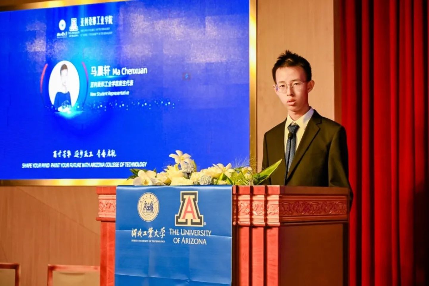 校合唱团演唱《You raise m