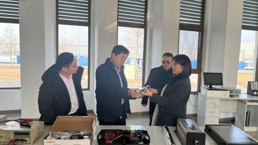 同题参见向此次出席交流会的领导及嘉宾
