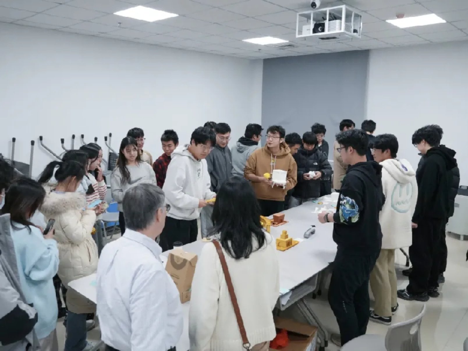 独立完成作品零件的3D打印和组装工作