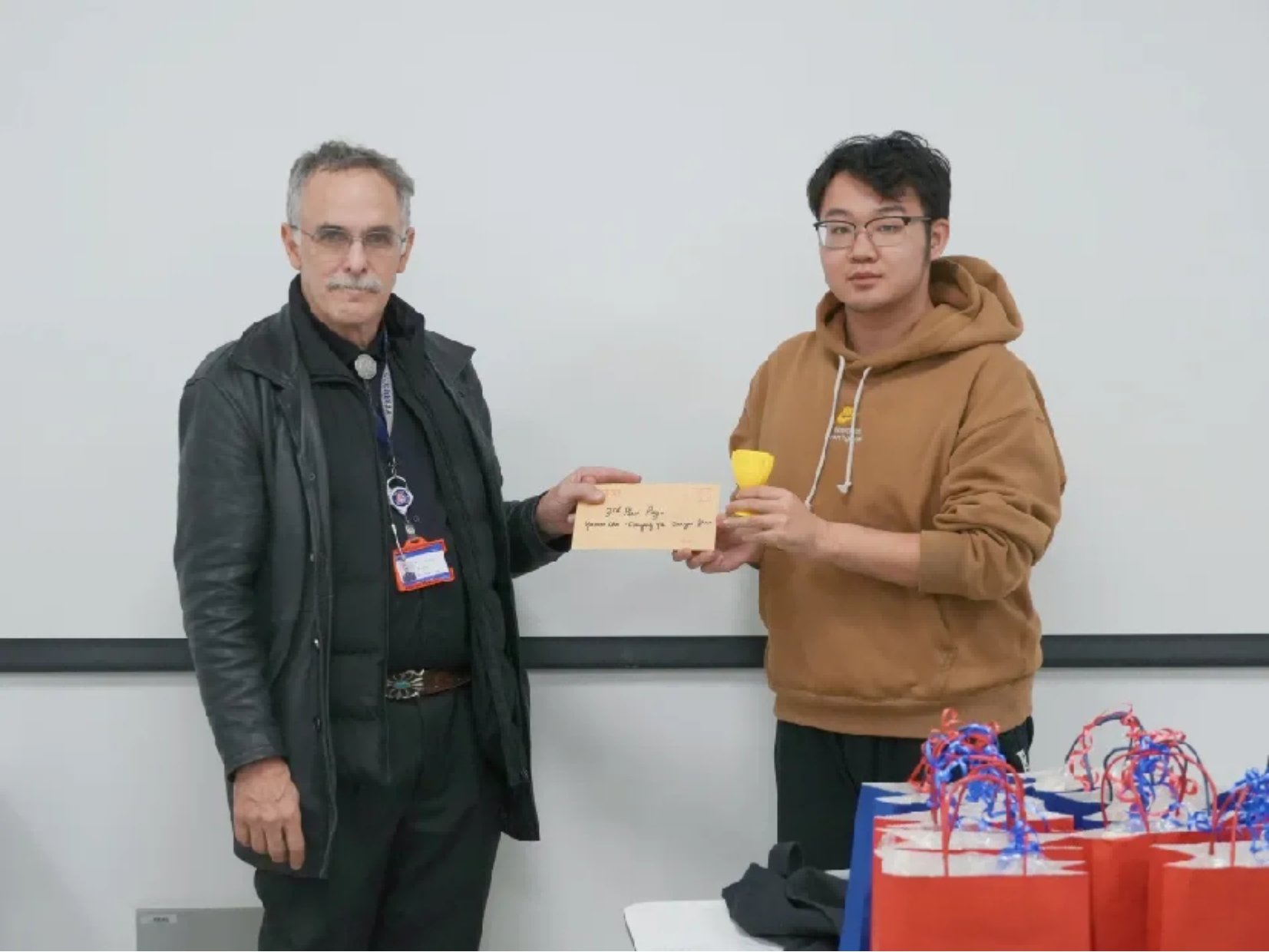 对照阅读这场仪式不仅标志着该课程的结
