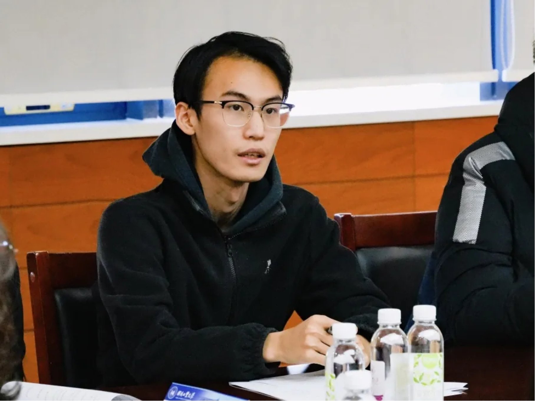 emc全站首次注册院长卿龙邦对远道而