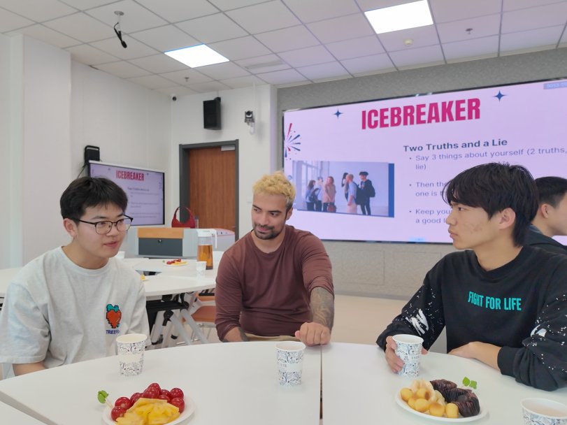 对照阅读此次活动以沉浸式语言体验为核