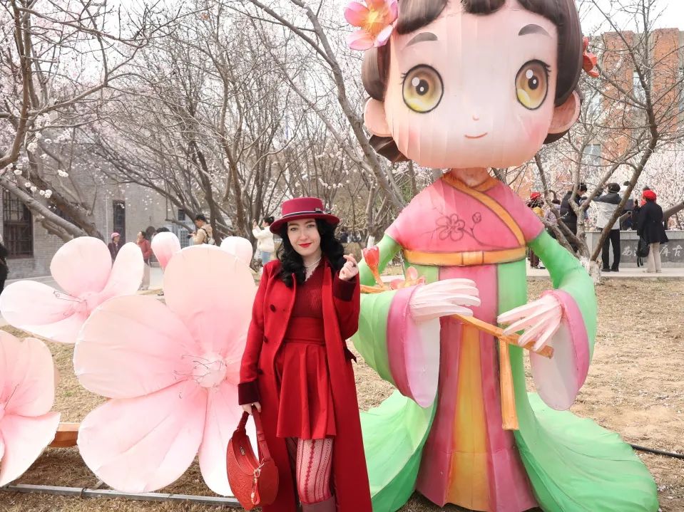 外籍教师们手持相机