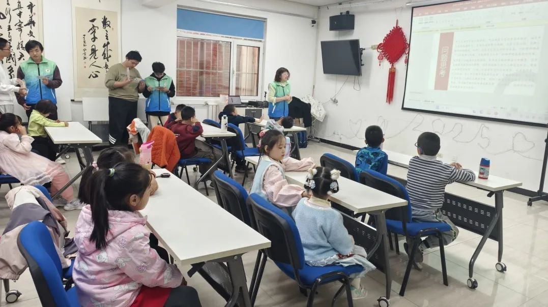 青年志愿者们用双手传递温情