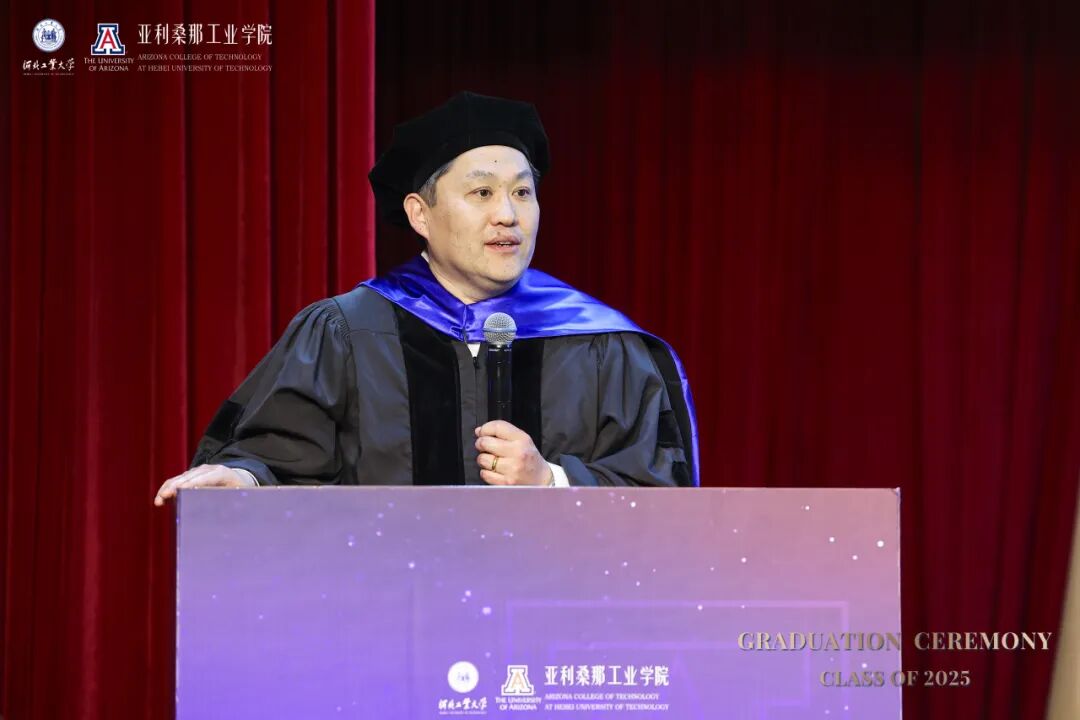 家长与全体毕业生共同见证这一荣耀时刻