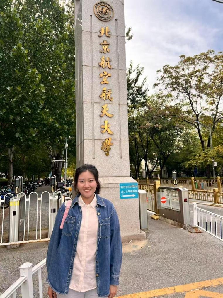 她以扎实的学业